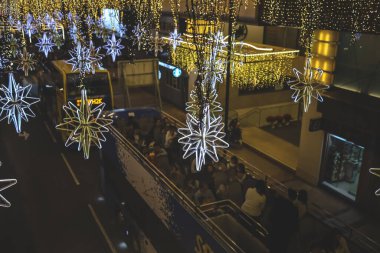 Geceleri göz kamaştıran şehir sokak sahnesi canlı mor yıldız şekilli