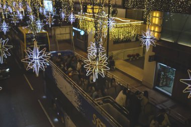 Geceleri göz kamaştıran şehir sokak sahnesi canlı mor yıldız şekilli