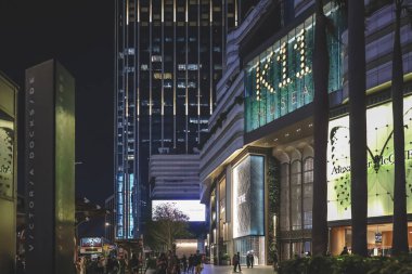 Geceleri ışıklar ve gökdelenlerle aydınlatılmış şehir