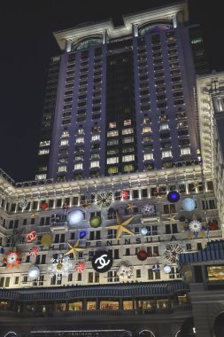 Gece manzaralı, süslemeli bir bina. Büyük bir Noel ile süslenmiş.