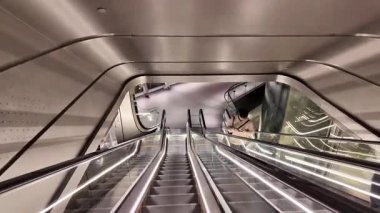 Modern Hong Kong Binası 'ndaki Şehir Merdivenleri Basamakları, 11 Aralık 2025