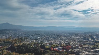 Takagamine 24 Kasım 2025 'ten Kyoto şehir manzarası üzerinde artan panoramik görünüm