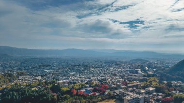 Takagamine 24 Kasım 2025 'ten Kyoto şehir manzarası üzerinde artan panoramik görünüm