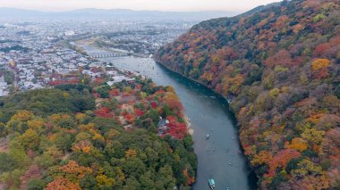 Tarihi nehir weir ve ikonik köprü manzarası 24 Kasım 2025