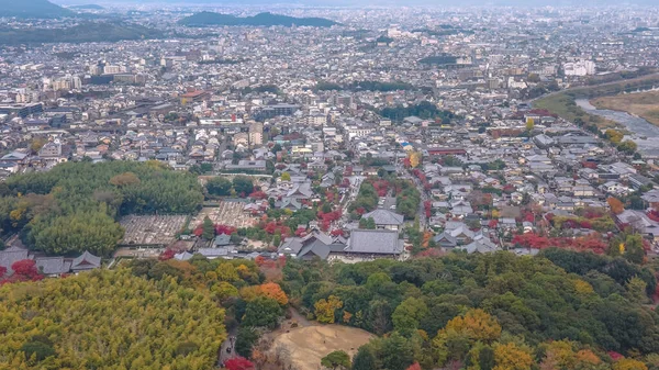 Şehir silüeti tapınakları harmanlıyor doğa tepeleri 24 Kasım 2025