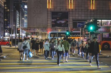 Salisbury Yolu insanlarla ve şehir trafiğiyle dolu.
