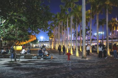 Açık hava meydanı liman manzarası ve kültürel mimari sunuyor