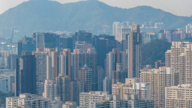 Ufuk çizgisini kaplayan yoğun sis ciddi hava kirliliğini vurguluyor. 18 Aralık 2025