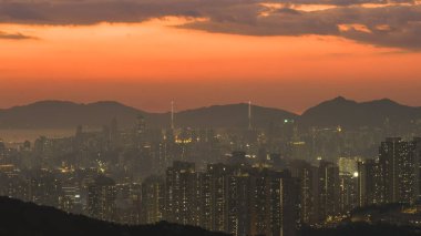 Güzel Kowloon şehir manzarası altın akşam günbatımında 20 Aralık 2025