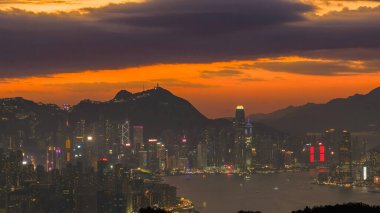 Güzel Hong Kong Liman Manzarası Akşam Günbatımında 20 Aralık 2025