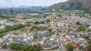 20 Aralık 2025 'te verimli kırsal bölgelerde yuva yapmış geleneksel bir ev.