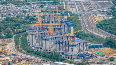 Kazı araçları ve vinçler 20 Aralık 2025 'te büyük ölçekli konut projesinde çalışıyor.