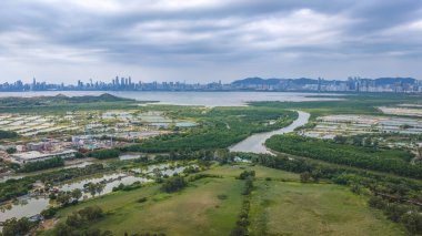 Güzel nehir yemyeşil ve açık alanlarla çevrili 20 Aralık 2025