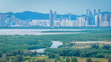 Güzel nehir yemyeşil ve açık alanlarla çevrili 20 Aralık 2025