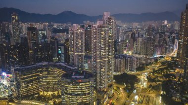 Yau Tsim Mong ilçesinin aydınlık şehir manzarası 24 Aralık 2025 gecesi