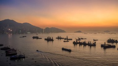 Yau Ma Tei Pier 24 Aralık 2025 'ten Victoria Limanı' nda gün batımı