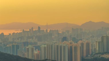 Ilık altın ışık, Victoria Limanı 'nın üzerinde. 28 Aralık 2025.