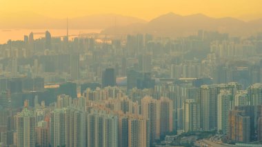 Ilık altın ışık, Victoria Limanı 'nın üzerinde. 28 Aralık 2025.