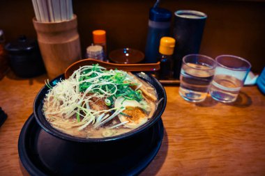 Üzerine domuz eti, kaynamış yumurta ve 23 Kasım 2025 tarihli taze yeşil ramen.