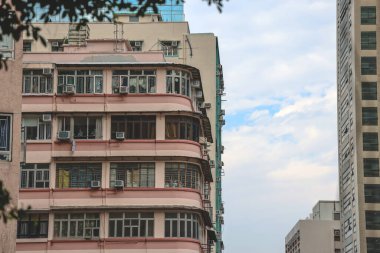 Kent daireleri limana bakıyor, geleneksel pazarlar, yamaçtaki yeşillik 31 Aralık 2025