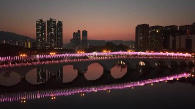 Shing Mun Riverside boyunca parıldayan Noel Işıkları, Hong Kong, 27 Aralık 2025