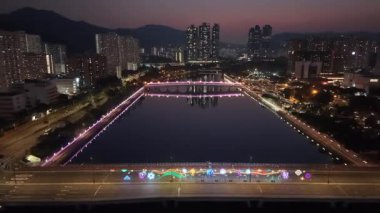 Shing Mun Riverside boyunca parıldayan Noel Işıkları, Hong Kong, 27 Aralık 2025