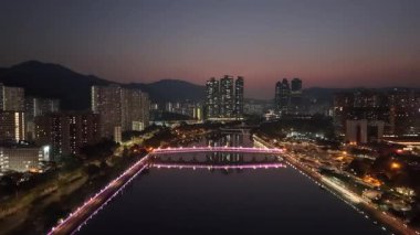 Shing Mun Riverside boyunca parıldayan Noel Işıkları, Hong Kong, 27 Aralık 2025
