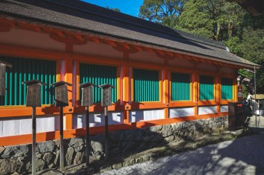 Antik Shinto tapınağı huzur dolu doğal güzelliklerle çevrili 23 Kasım 2025