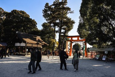 Antik Shinto tapınağı huzur dolu doğal güzelliklerle çevrili 23 Kasım 2025