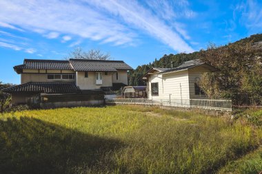 Dağlarla ve tarlalarla çevrili huzurlu köy 23 Kasım 2025