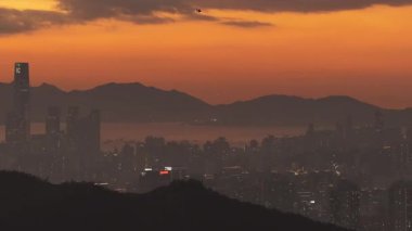 Canlı Kowloon Skyline ile Bustling Urban Sokakları, 20 Aralık 2025