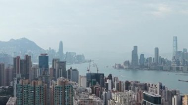 Bulut Günü, 31 Aralık 2025 'te Victoria Limanı üzerinde Hong Kong Skyline