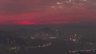 Golden Hong Kong Günbatımı Vibrant City Skyline View, 31 Aralık 2025