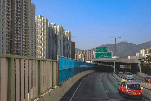 Choi Hung kavşağında çok şeritli üstgeçit ve trafik akışı 27 Aralık 2025