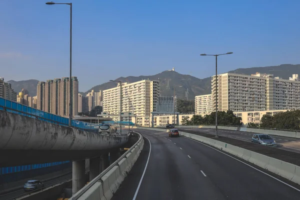 Choi Hung kavşağında çok şeritli üstgeçit ve trafik akışı 27 Aralık 2025