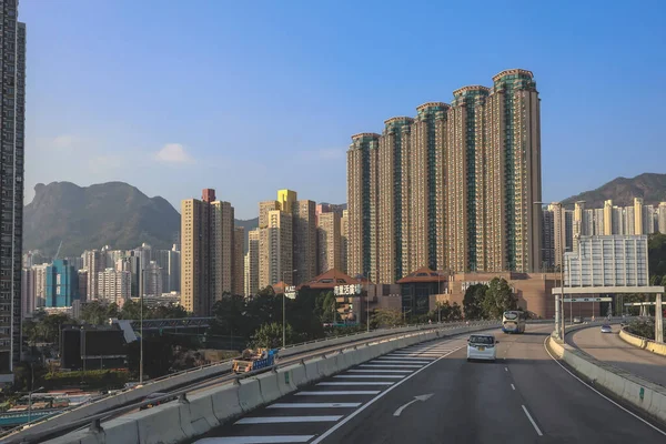 Choi Hung kavşağında çok şeritli üstgeçit ve trafik akışı 27 Aralık 2025