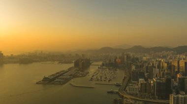 Korunaklı limana demirlemiş tekneler Ufuk çizgisi manzaralı Jan 4 2026