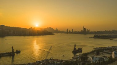 Yoğun Kwun Tong silueti ve 4 Ocak 2026 su manzaralı liman manzarası