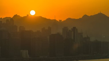 Büyüleyici Hong Kong Rıhtımı Sunset Glow 'daki Skyline 4 Ocak 2026