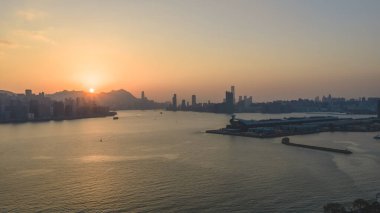 Yoğun Kwun Tong silueti ve 4 Ocak 2026 su manzaralı liman manzarası