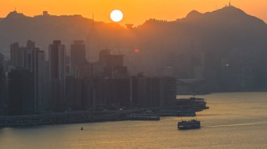 Büyüleyici Hong Kong Rıhtımı Sunset Glow 'daki Skyline 4 Ocak 2026