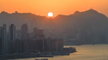 Büyüleyici Hong Kong Rıhtımı Sunset Glow 'daki Skyline 4 Ocak 2026