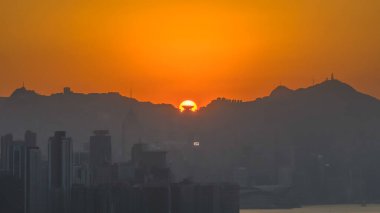 Büyüleyici Hong Kong Rıhtımı Sunset Glow 'daki Skyline 4 Ocak 2026