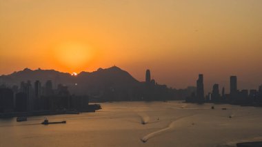 Büyüleyici Hong Kong Rıhtımı Sunset Glow 'daki Skyline 4 Ocak 2026