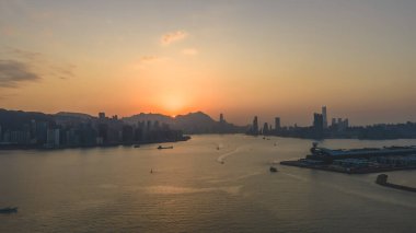 Yoğun Kwun Tong silueti ve 4 Ocak 2026 su manzaralı liman manzarası