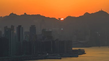 Büyüleyici Hong Kong Rıhtımı Sunset Glow 'daki Skyline 4 Ocak 2026