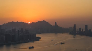 Büyüleyici Hong Kong Rıhtımı Sunset Glow 'daki Skyline 4 Ocak 2026