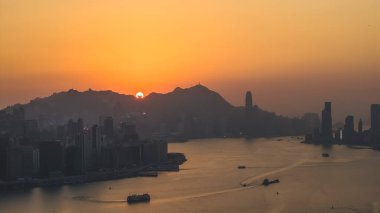 Büyüleyici Hong Kong Rıhtımı Sunset Glow 'daki Skyline 4 Ocak 2026