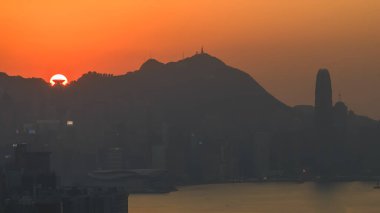 Büyüleyici Hong Kong Rıhtımı Sunset Glow 'daki Skyline 4 Ocak 2026