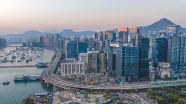 Hong Kong limanı ve ufuk çizgisi üzerinde sıcak gün batımı ışığı 4 Ocak 2026